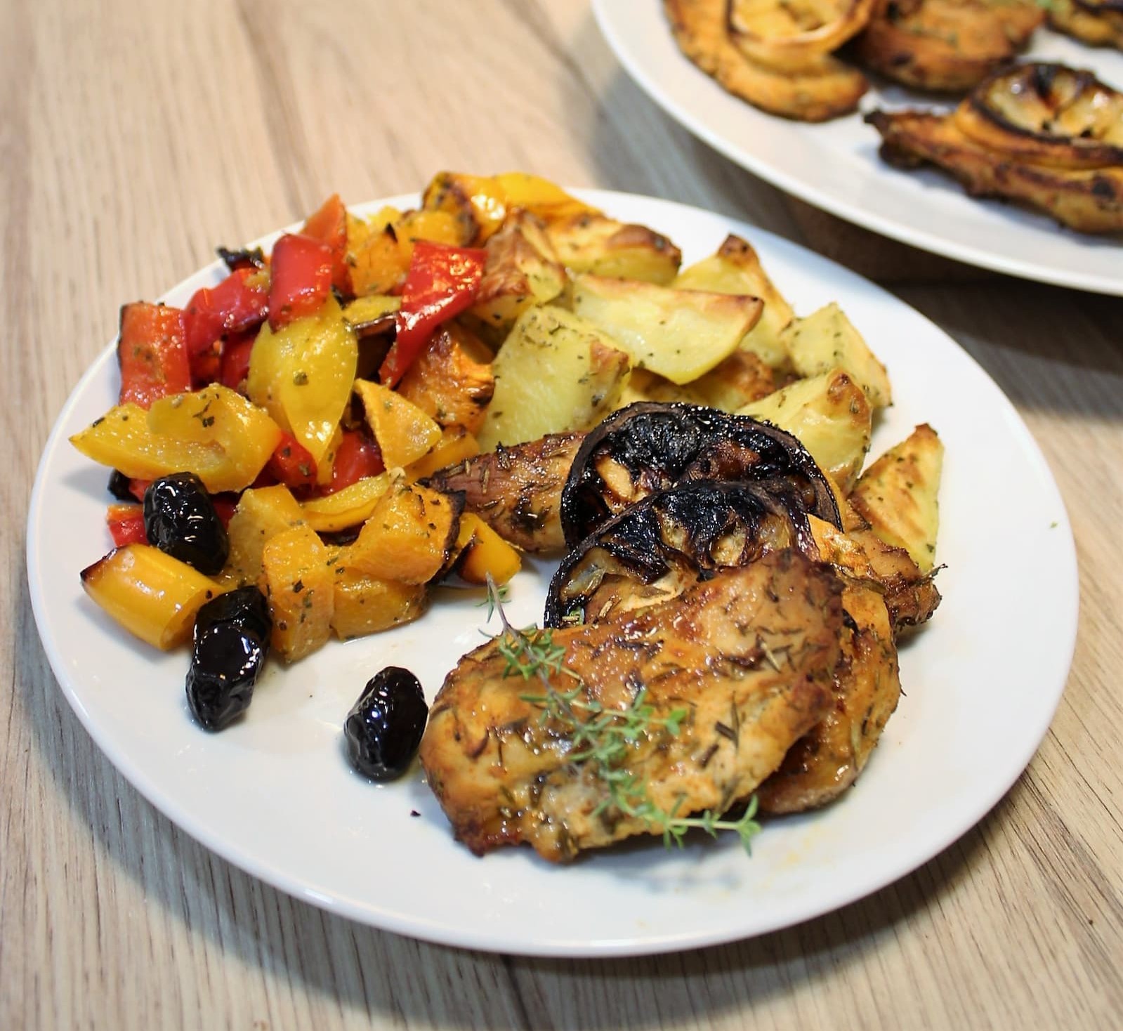 Kurczak pieczony w ziołach i cytrynie + pieczone ziemniaki i warzywa (obiad 600kcal)