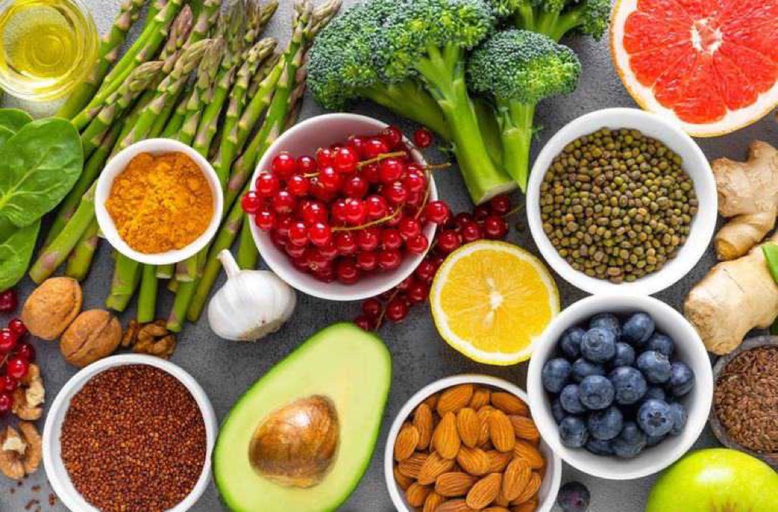 8 składników odżywczych i 6 grup produktów spożywczych, które pomogą zachować gładką skórę bez zmarszczek + przykładowe jadłospisy